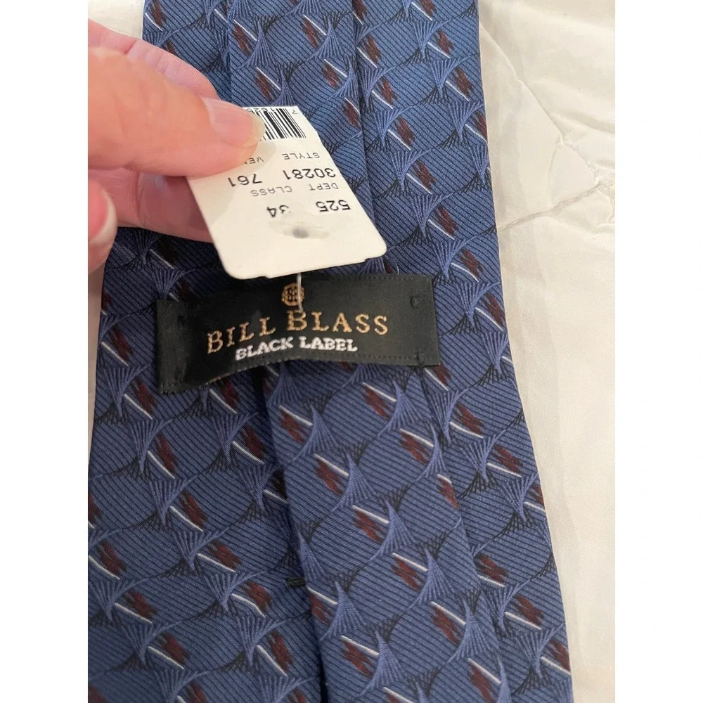 00241 -Bill Blass Geometric Mens Silk Necktie Blue Patterned Designer Formal NWT